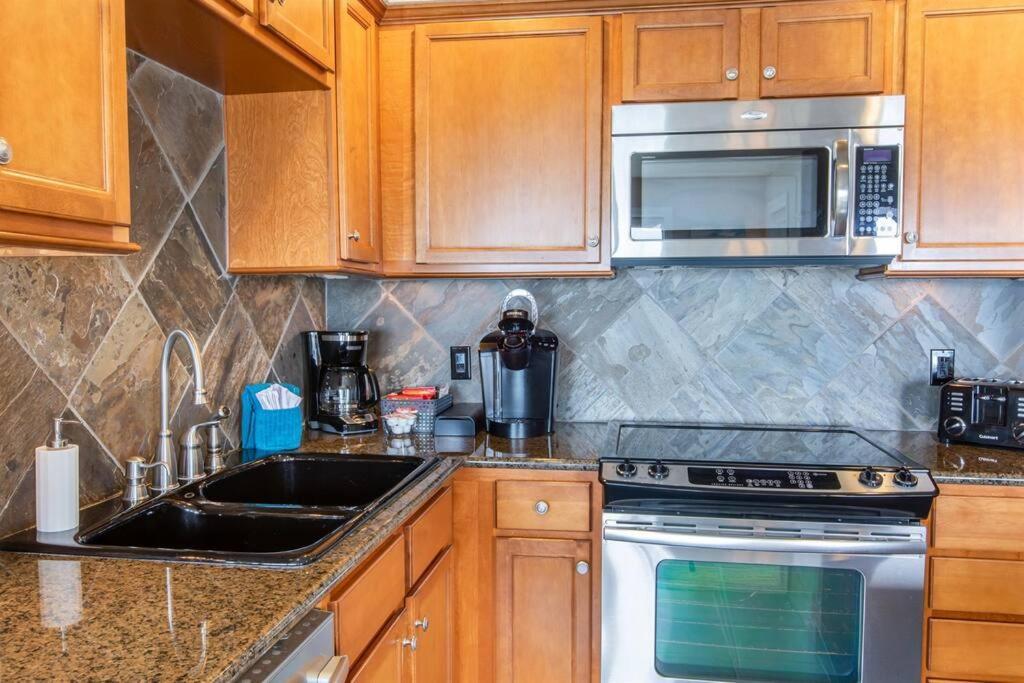 Rockaway Oceanview Condo,Steps To The Beach & Downtown,W&D, Wifi ロックアウェイ・ビーチ エクステリア 写真