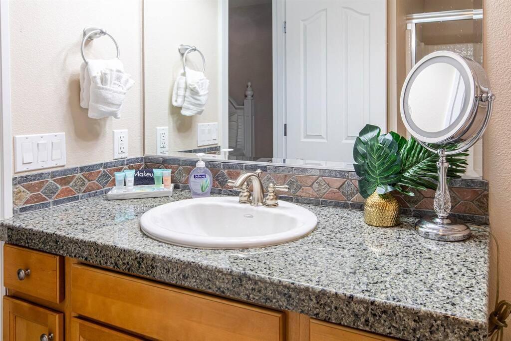 Rockaway Oceanview Condo,Steps To The Beach & Downtown,W&D, Wifi ロックアウェイ・ビーチ エクステリア 写真