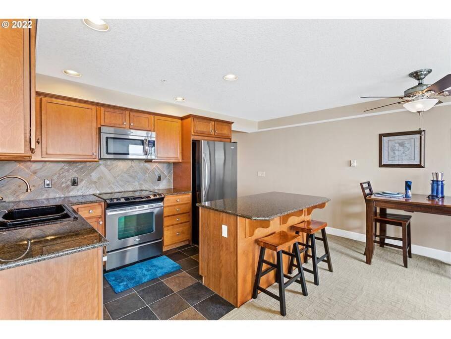 Rockaway Oceanview Condo,Steps To The Beach & Downtown,W&D, Wifi ロックアウェイ・ビーチ エクステリア 写真